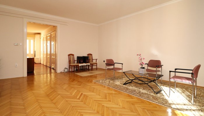 Felújítandó lakás - előtte