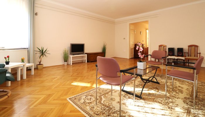 Üres lakás - előtte