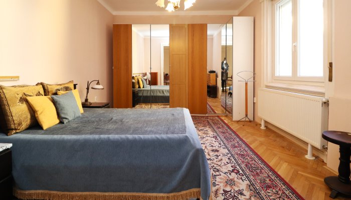 Felújítandó lakás - előtte