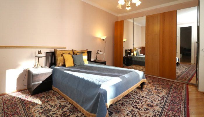 Felújítandó lakás - előtte