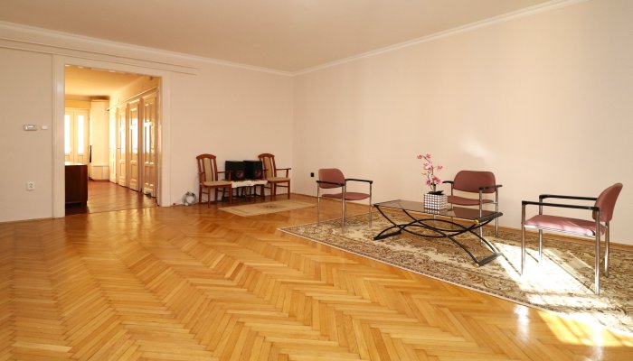 Felújítandó lakás - előtte