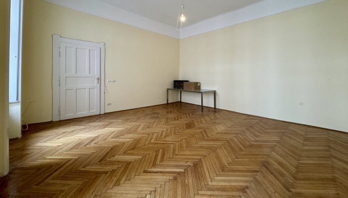 Üres lakás - előtte