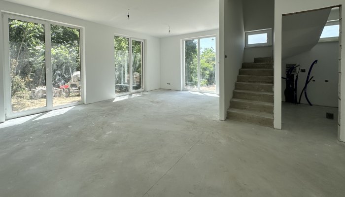 Üres lakás - előtte