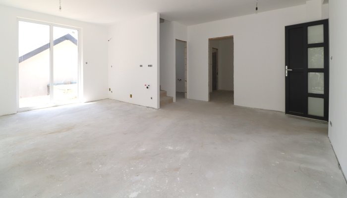 Üres lakás - előtte