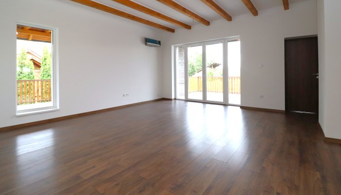 Üres lakás - előtte