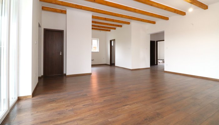 Üres lakás - előtte